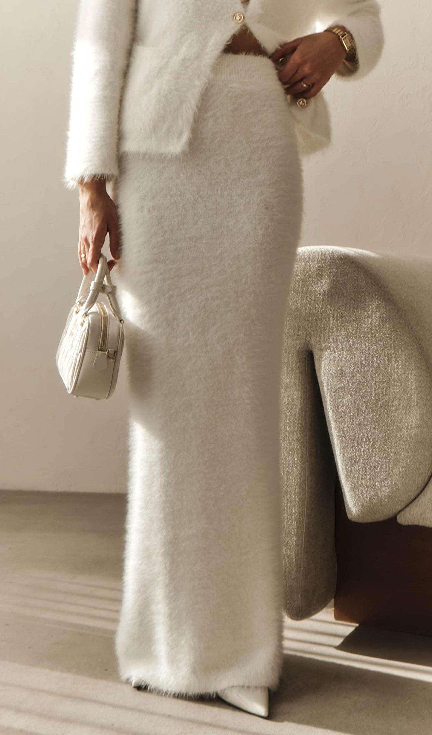 Conjunto de cárdigan de punto esponjoso y falda larga 